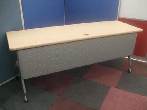 【サイドスタックテーブル】■内田洋行製　■ナチュラル天板　■コンセント付き！　
                                    中古
            