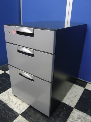 【状態良好】コクヨ製　デルフィ（Delphi)シリーズ　3段ワゴン　スタイリッシュシルバー色
                                    中古
            