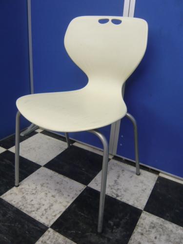 ■AICO製　スタッキングチェア■オシャレなデザインとなっております。■座面キズがあります。　【会議チェア】
                                    中古
            