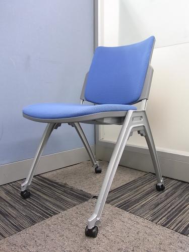 【状態良好】内田洋行製 MX52シリーズ■鮮やかなブルーが眩しい■キャスター付きのスタッキング式■【会議チェア】
                                    中古
            