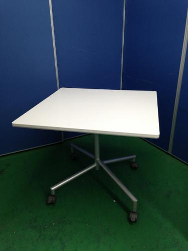 【角テーブル】【ヴァリウス　VARIUS】内田洋行製□ミーティングや休憩スペースにも最適□各テーブル(キャスター付き)□しかも折りたためるので省スペースで活用可能！
                                    中古
            