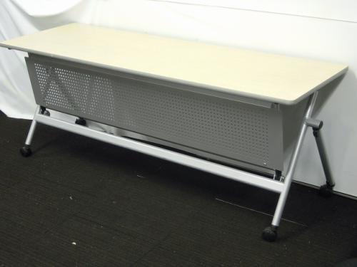 【3台入荷！状態良好！】イトーキ製　サイドスタックテーブル　幅1800mm 奥行き600mm ナチュラル天板【中古オフィス家具　平行スタックテーブル】
                                    中古
            