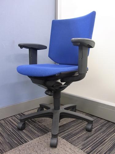 【状態良好】鮮やかなブルーがオフィスに映えます！オフィスチェア　イトーキ　トリノチェアシリーズ　可動肘付き【OAチェア】
                                    中古
            