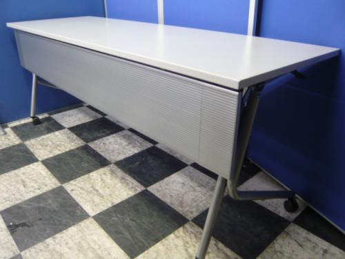 ■オカムラ製　スタックテーブル■ホワイトカラー■幕板付き■
                                    中古
            