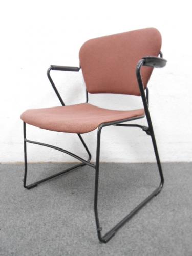 ■スタッキングチェア　■肘付　■ブラウン　■イトーキ　■KLC-715BJ-T1D5【会議チェア】
                                    中古
            