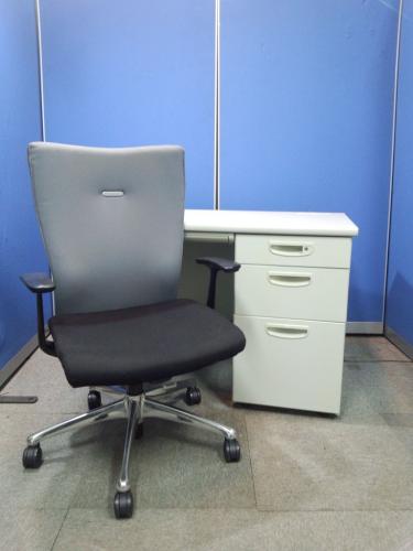 【2点セットのご紹介】■ライオン製片袖机　■オカムラ製肘付ハイバックフィーゴチェア　【セット商品】【高級チェア】【ロット】
                                    中古
            