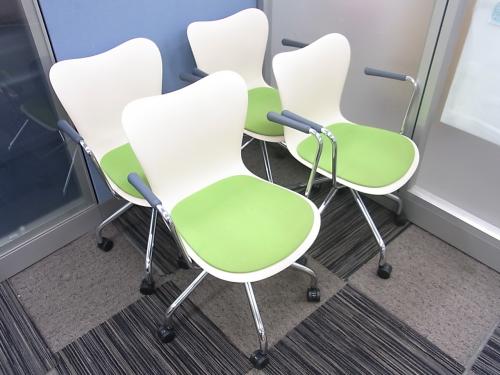 【状態良好】LION製ミーティングチェア■色鮮やかなライトグリーン【会議チェア】
                                    中古
            