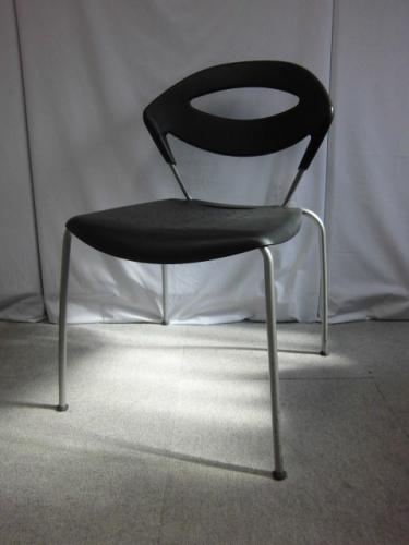 デザインチェア｜スタッキング可能｜ブラック｜樹脂素材なのでお手入れ簡単！【会議チェア】
                                    中古
            