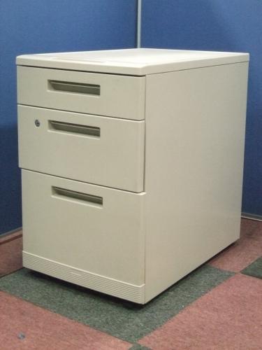 【おつとめ品】コクヨ製の３段ワゴン入荷しました【引き出しが歪んでいます】
                                    中古
            