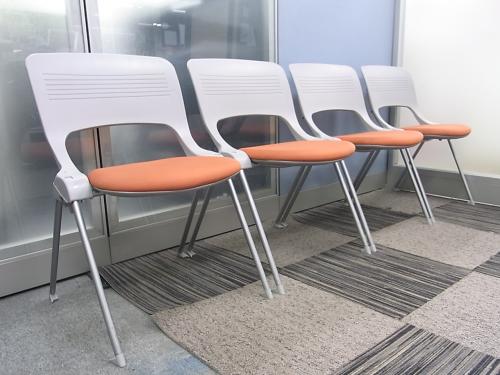 【4脚セット】会議用チェア　上下に重ねて収納できる省スペースタイプ！　内田洋行　MX-40シリーズ【セット商品】　【会議チェア】
                        
                                    中古
            