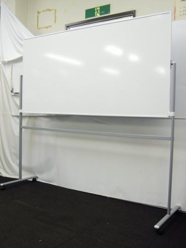 【１台入荷！状態良好！】プラス製　脚付両面ホワイトボード　盤面サイズ幅1800mm 高さ900mm
                                    中古
            