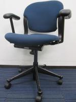 【事務椅子】エクアチェア<br>【ハーマンミラー製】【色：ブルー】【ローバック肘付き】【OAチェア】