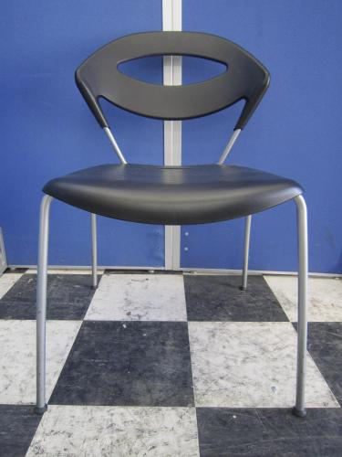 【残り４脚！】■イタリア製スタックチェア■洗練かつ快適■フェラーリ好きな方、是非！
                        スタックチェア
                                    中古
            