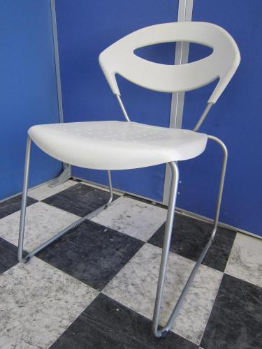 【状態良好】【スタッキングタイプ】■イタリア製■洗練かつ快適　【ミーティングチェア】入荷致しました
                                    中古
            