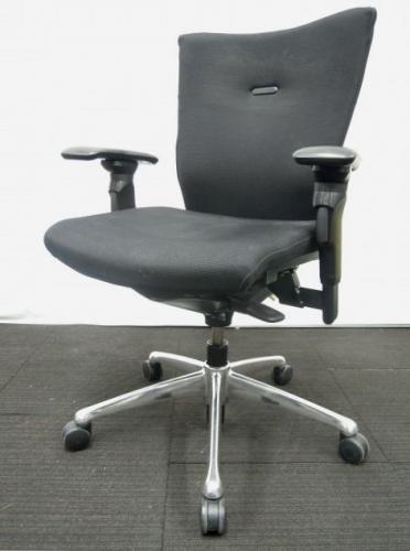 【2脚入荷！状態良好】岡村製　Feego　フィーゴチェア　　　ローバック 可動肘付き　ブラック【オフィスチェア　事務用回転イス】【OAチェア】
                                    中古
            
