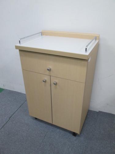 【キャスター付キッチンキャビネット】移動もラクラク
                                    中古
            