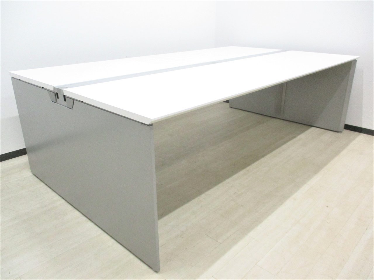 メーカー希望価格50万円以上W4800 大型フリーアドレス/ホワイト天板＋エンド脚シルバー/オカムラ製の人気シリーズ!
                        プロユニットフリーウェイ 
                                    中古
            