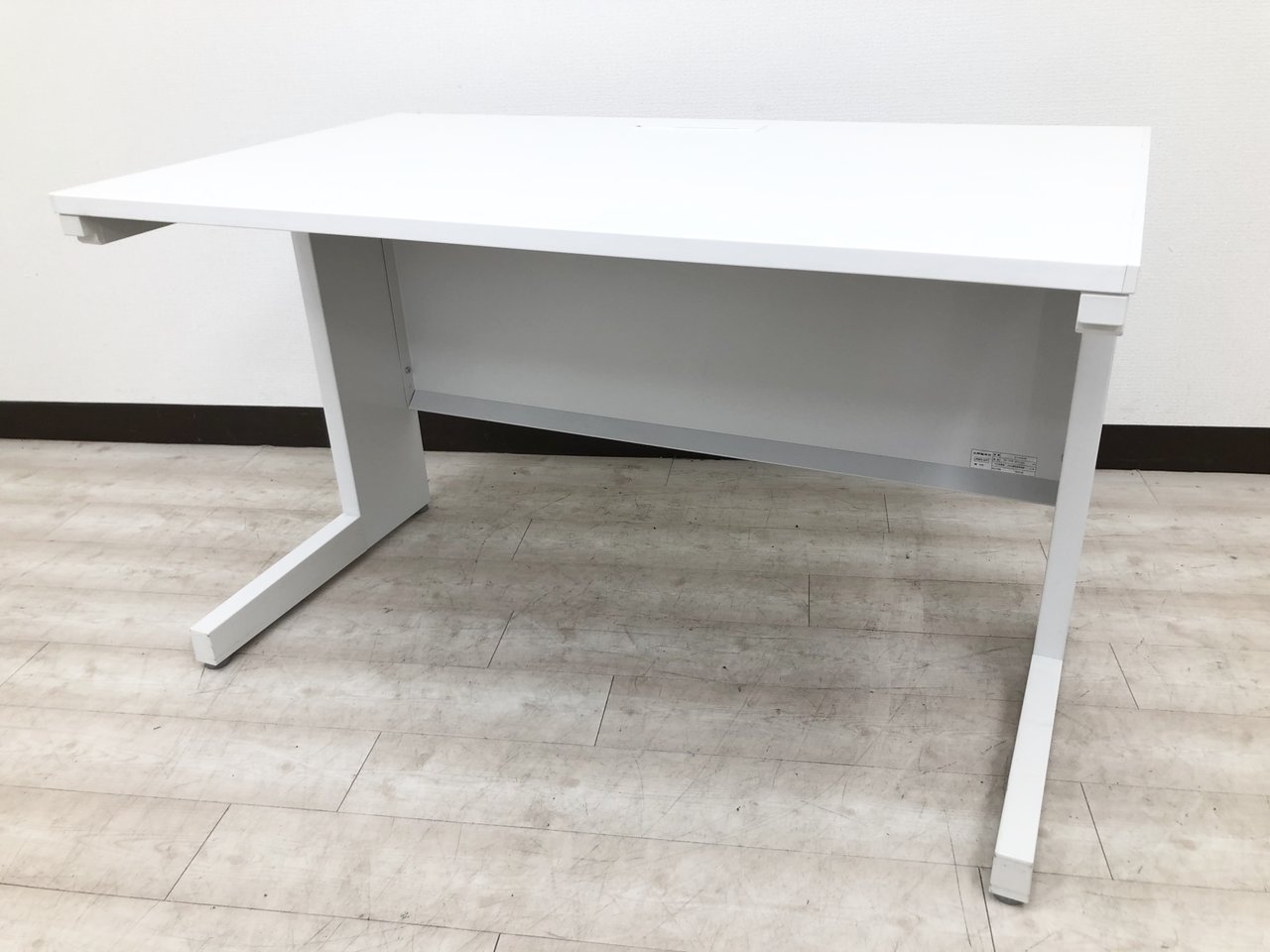 【柏倉庫在庫品】ラスト1点！入れ替えの為、お値下げ！引き出し無しタイプで足元スッキリ！
                        スカエナ デスク 
                                    中古
            