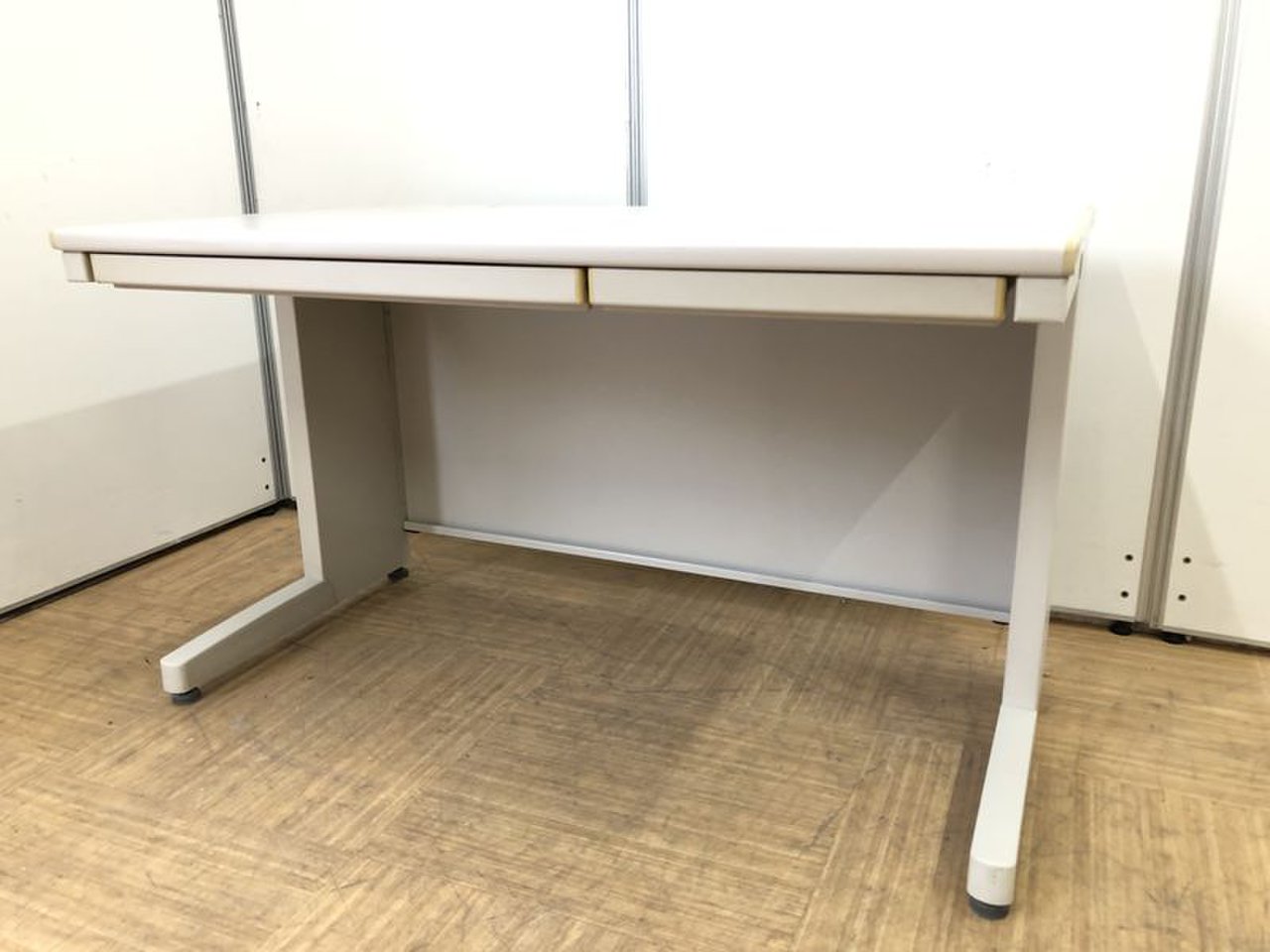【事務員様にオススメ】幅1200mmサイズの平机【少し日焼けあり】
                        BS
                                    中古
            
