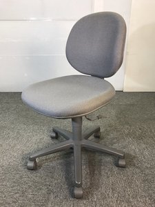 内田洋行製のオフィスチェア　コンパクトサイズ　ジャストシリーズ1脚入荷！