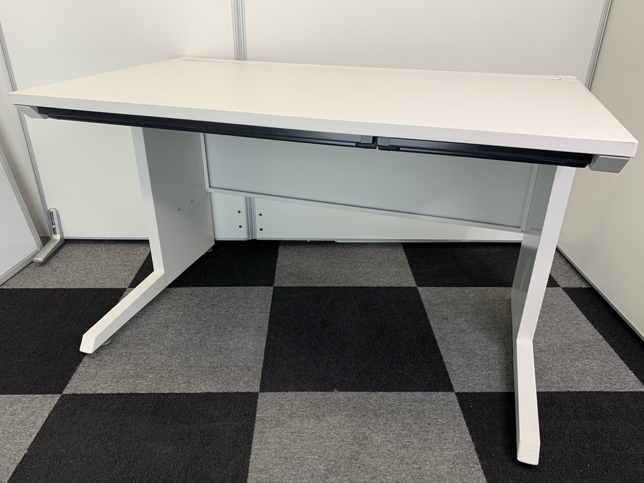 【柏倉庫在庫品】ホワイトの配線しやすいデスク　横幅1200㎜
                        CZR 
                                    中古
            