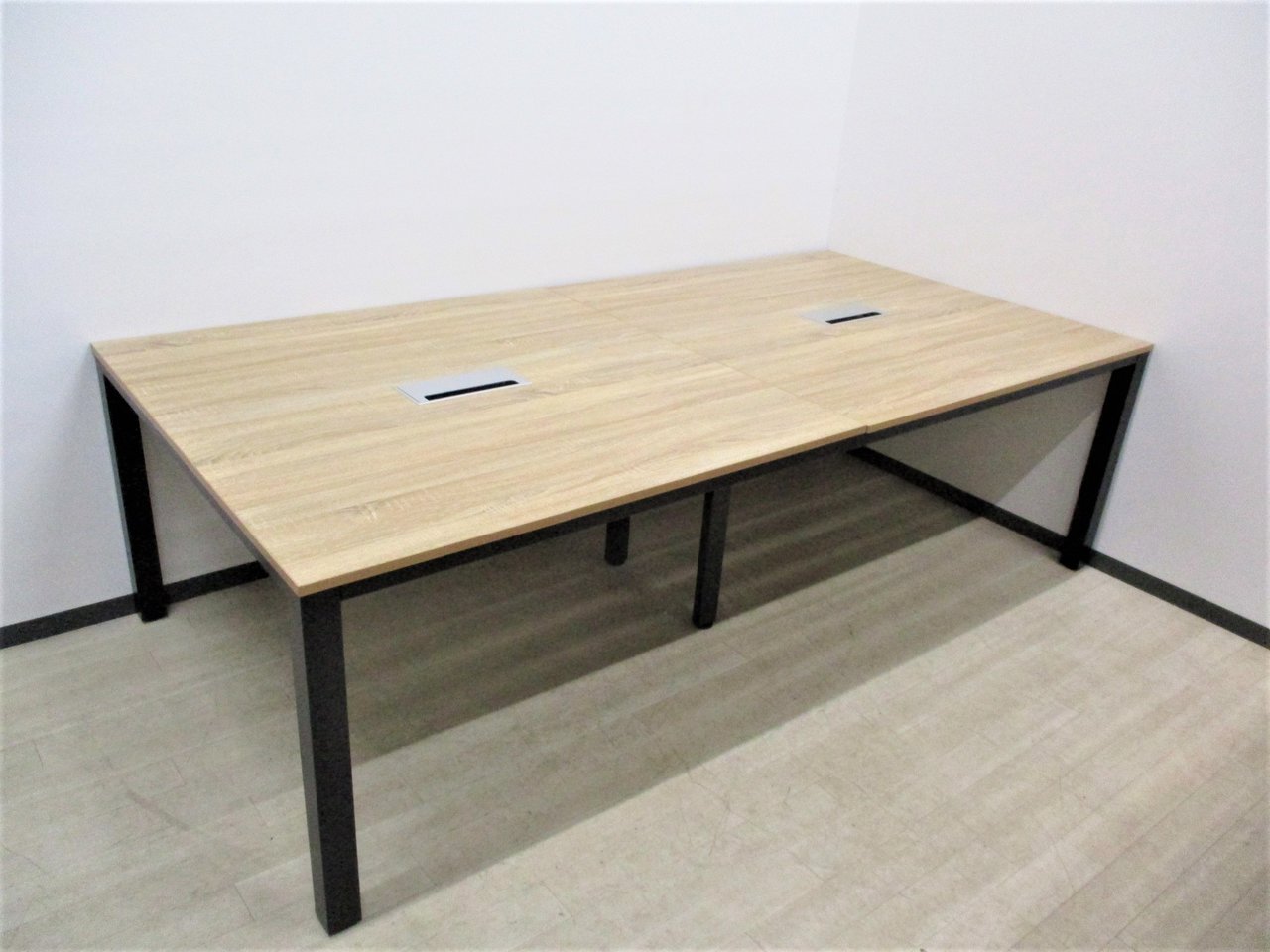 流行りのオフィスはこちらです！お洒落なオフィスをご希望のお客様是非お問合せください！
                        DRT テーブル 
                                    新品
            