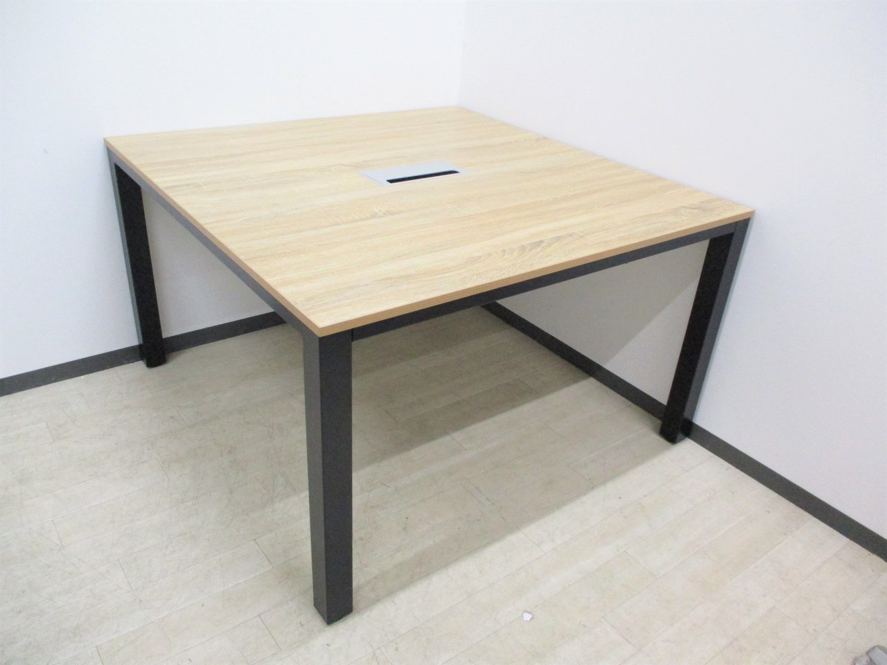 流行りのオフィスはこの商品で作れます！新古品なのにこの価格！自由なワークスタイルで働く環境作りに！
                        DRT テーブル 
                                    新古品
            