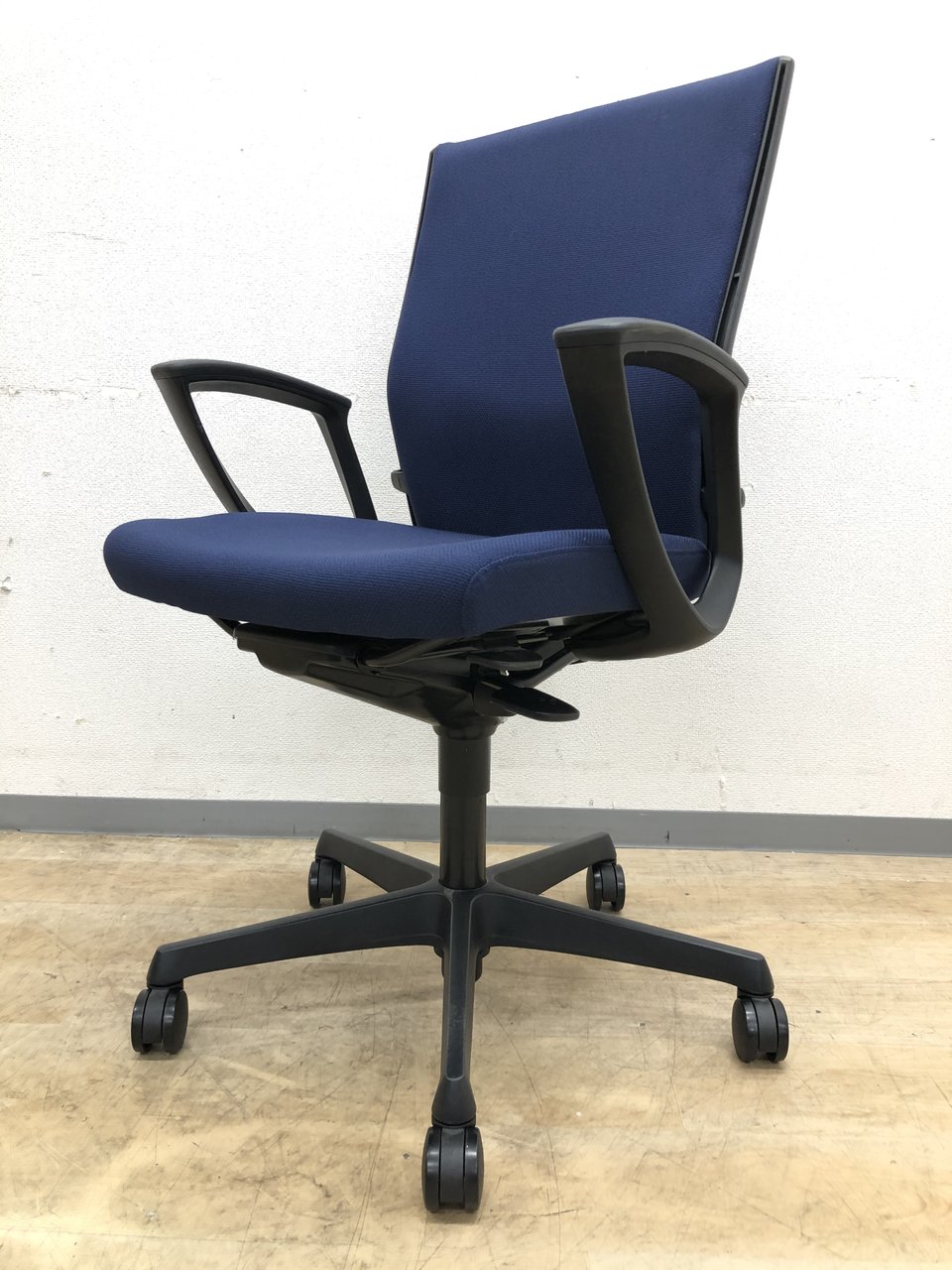 エスクードチェア　　ランバーサポート　腰痛対策　ハイバック仕様
                        エスクード（クッション） 
                                    中古
            