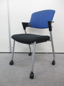 20脚大量入荷!!ふかふかの座面と肘掛けが人気です!!長時間でも快適な座り心地を実現したミーティングチェアです!! 