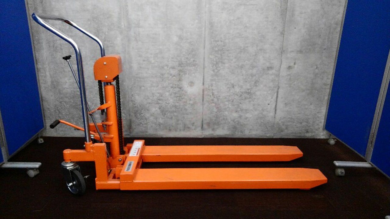 美品の中古・ハンドリフト(ハイキャッチ)が1台入荷致しました！！　コンベアなどの高い位置での荷上げ・卸し作業が楽になります。　
 ※マテハン本舗の中古商品は、千葉県柏市に在庫がございます。
                        不明
                                    中古
            