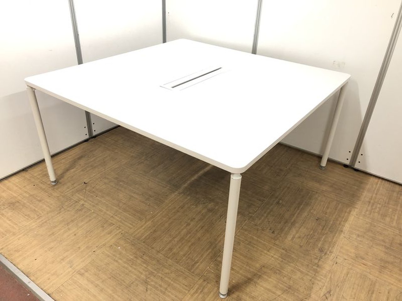 【withコロナ対策に】大き目サイズのワークテーブル【配線ダクト付きで卓上もスッキリ】

                        コムネット
                                    中古
            