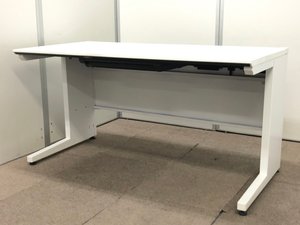 【幅広で高機能なデスク！】
引き出しはセンターに一枚ですので、サイドに収納ワゴンも入ります！