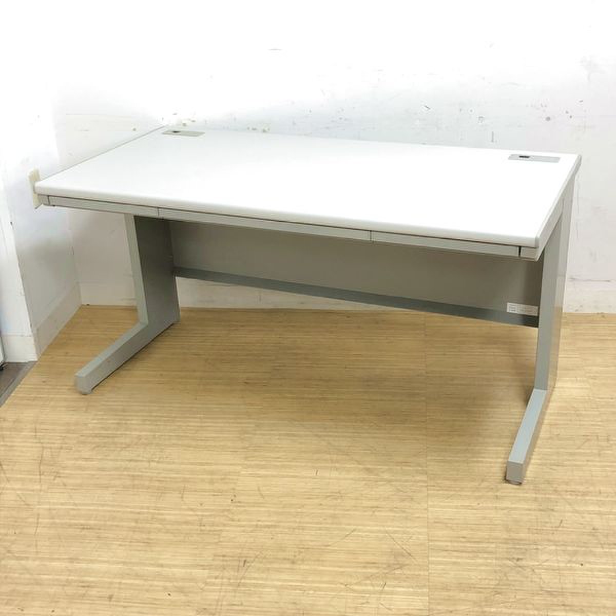 コスト重視｜頑丈な平デスク　ウチダ　フィード　W1400の大き目サイズ
                        FEED 
                                    中古
            