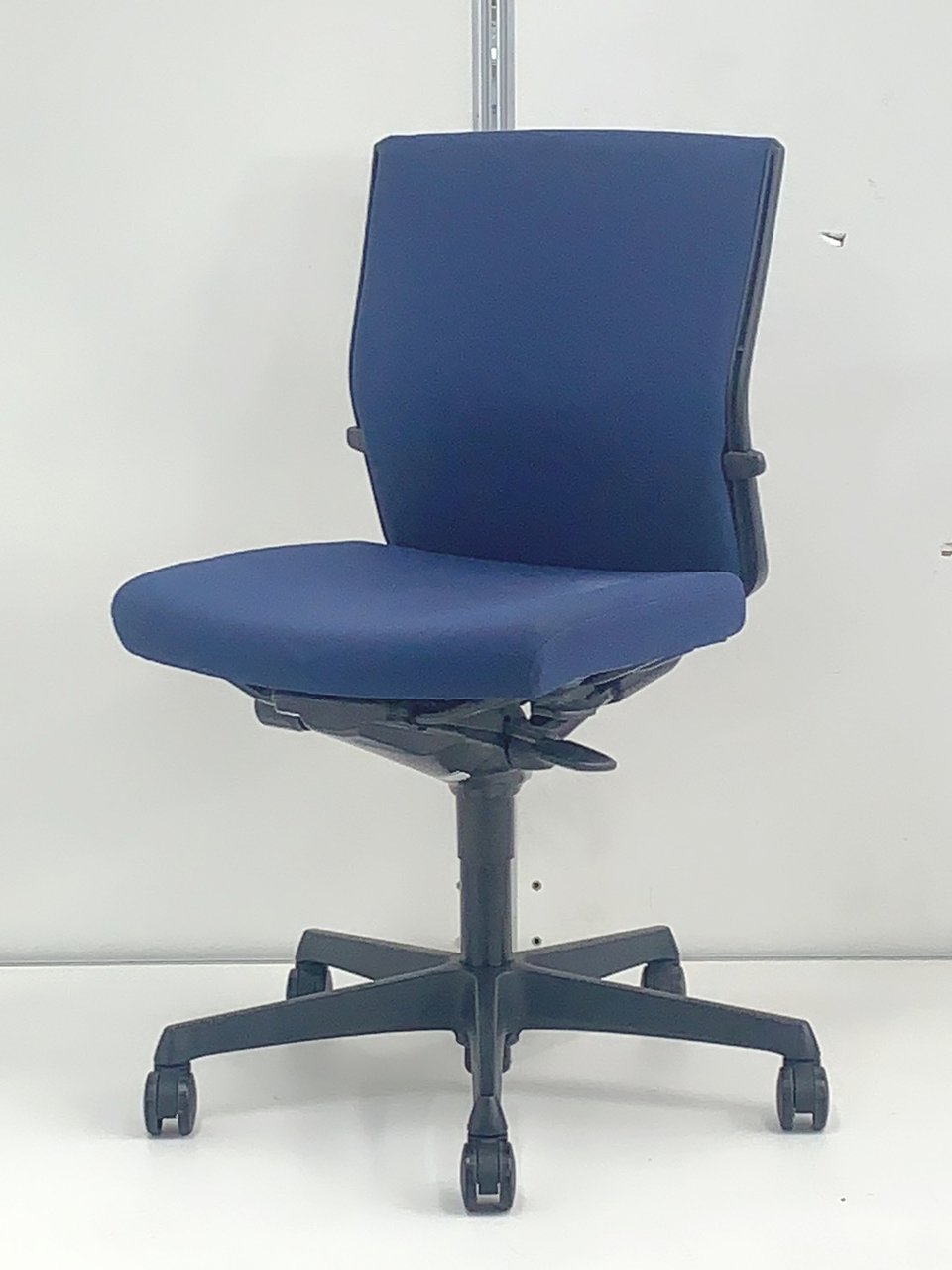 オカムラの新定番チェアが入荷！オカムラ製　エスクード　汚れが目立ちにくいネイビー色！
                        エスクード（クッション） 
                                    中古
            