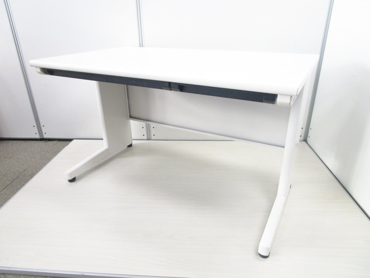 【売れ筋の幅1200mm】【希少品】清潔感のあるホワイト天板/イトーキ/CZN
                        CZ 
                                    中古
            