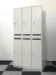 【残り1台滞留品のためお値段お安くなっております】鍵作成可/滅多に入荷のない形状のロッカーが入荷です。書類を投函出来る窓付き仕様。