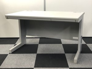 【在庫一掃セール】配線カバー付きでコードを綺麗に整理出来ます。まだまだお問合せが多いグレーのデスクです。【倉庫在庫品】