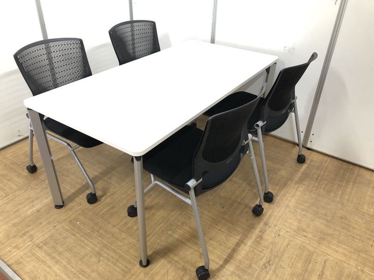 【来客用にピッタリ】テーブルとチェアの商談セット【シンプルかつスタイリッシュです】
                        DEシリーズ 
                                    中古
            