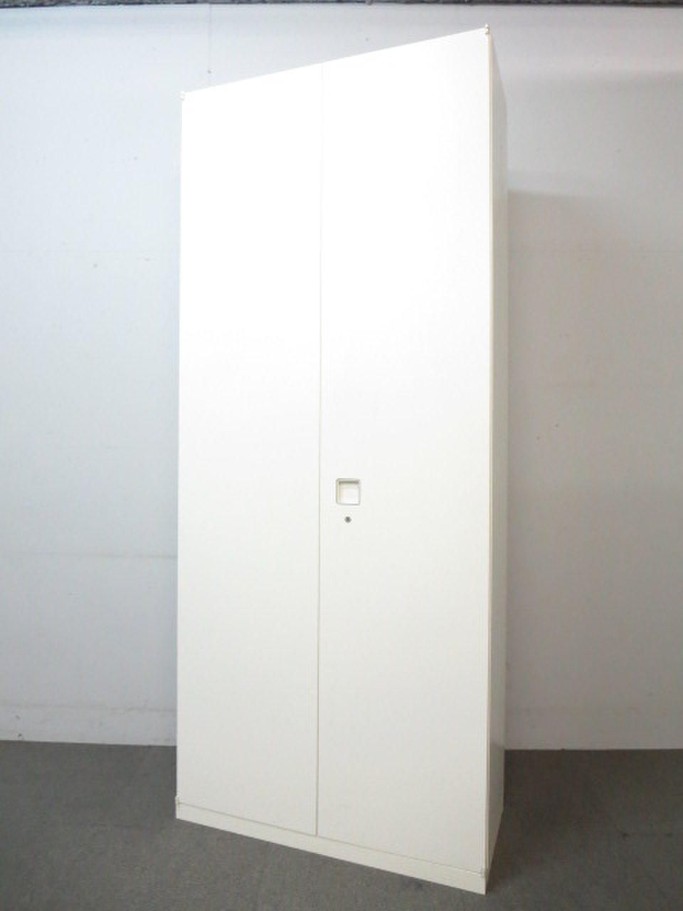 【たっぷり収納できます！】■オカムラ製　両開き書庫　ホワイト ■レクトラインシリーズ（Rectline）【ハイキャビネット】
                        レクトライン 
                                    中古
            