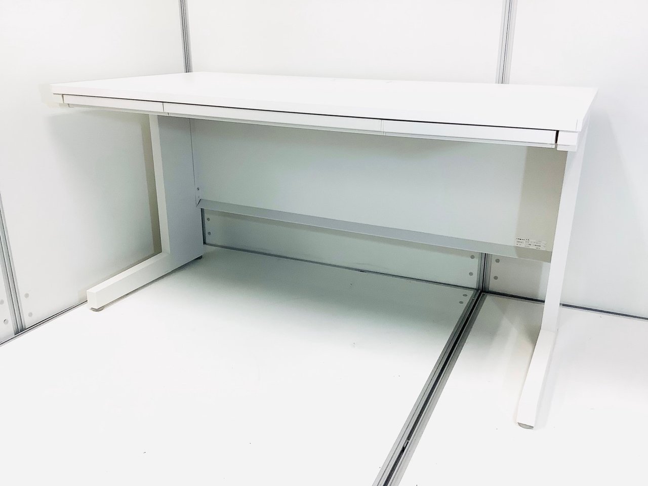 大人気／定番／新品定価7万超／商品入替セール価格／20％OFF　◆UCHIDA／内田洋行◆スカエナ／SCAENA　※本体カラー：ピュアホワイト
                        スカエナ デスク 
                                    中古
            