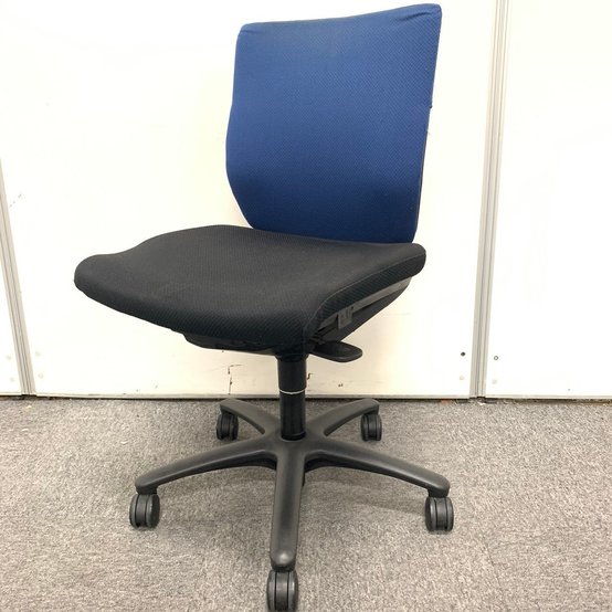 【中古】アドフィット   オカムラ（okamura） 肘無ローバックチェア