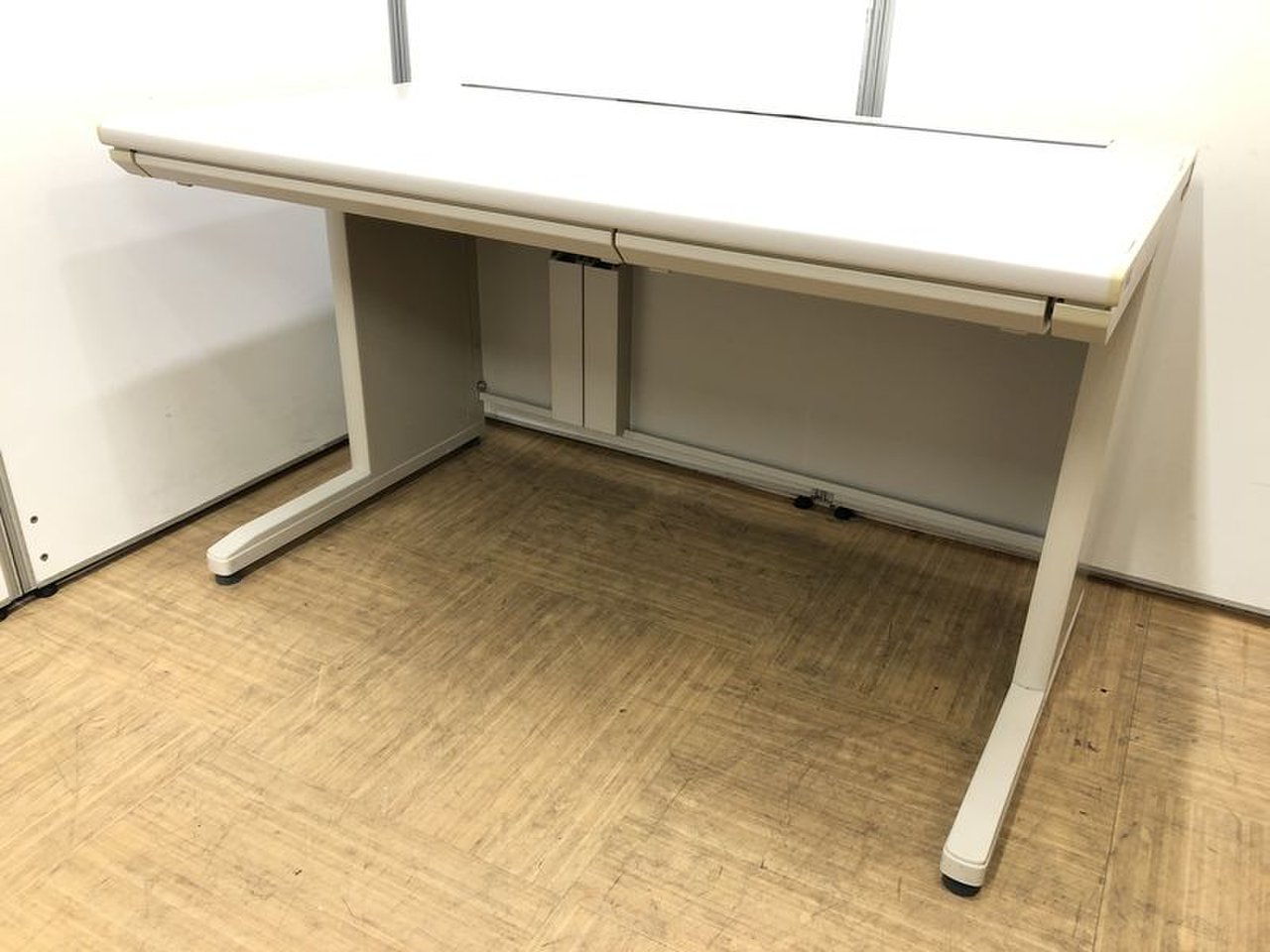 【在庫入替品】【事務員に最適サイズの幅1200㎜】スタンダードな平机
                        新MX 
                                    中古
            