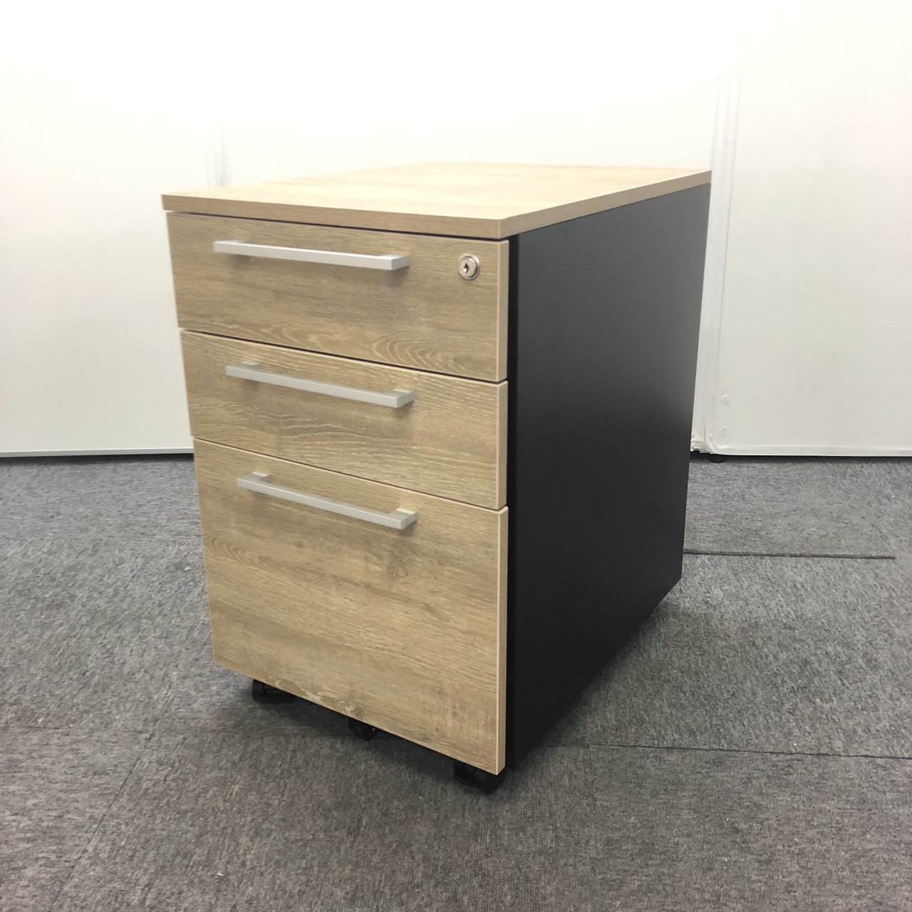 【新古品】デスク下の収納に！ご自宅でも使えるオシャレなワゴンです【関西在庫数ナンバーワン！尼崎店】
                        WCW
                                    新古品
            