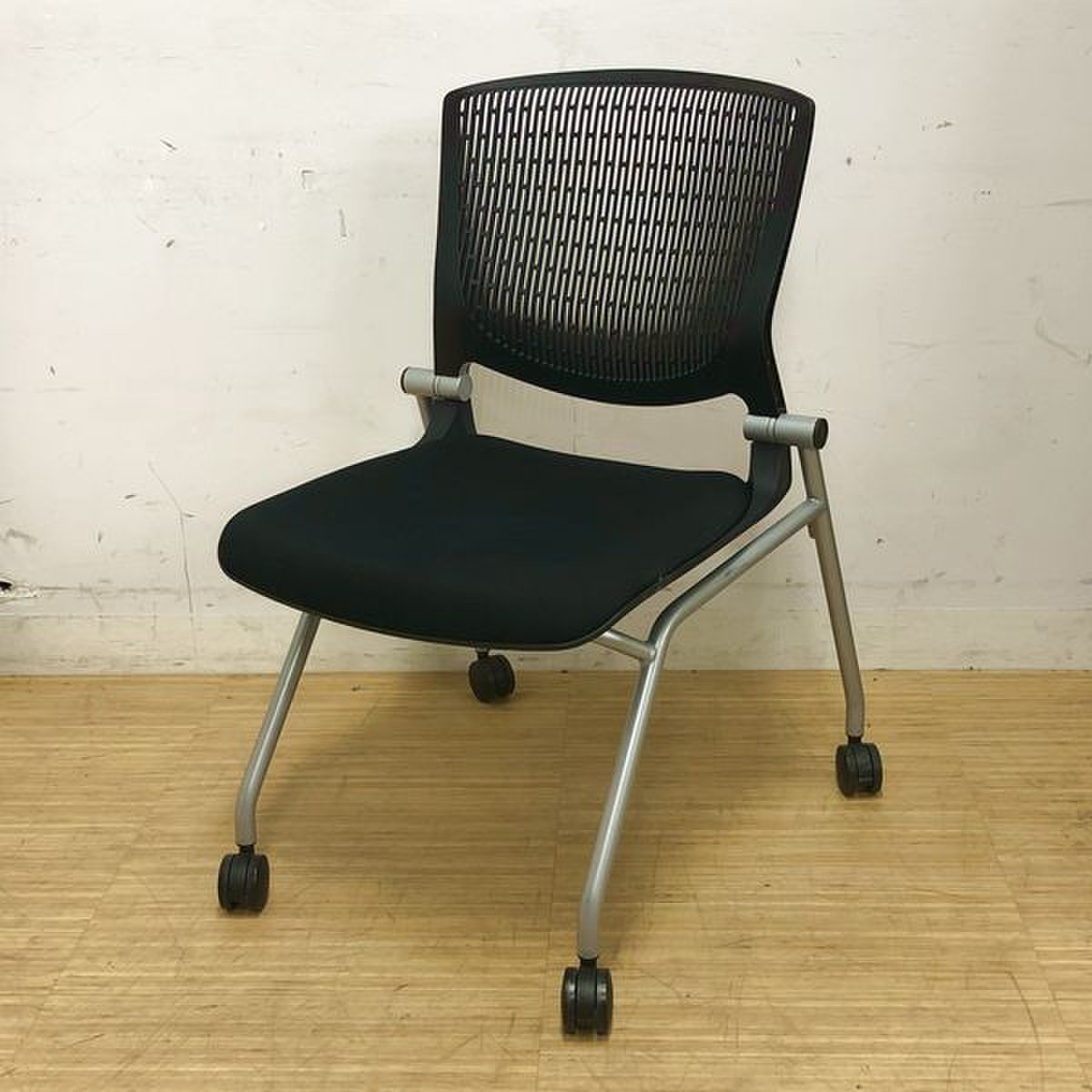 【今なら数揃います！】スタイリッシュフォルムかつコンパクト収納可能！！ミーティングシーンに革命を！！
                        グラータ 
                                    中古
            