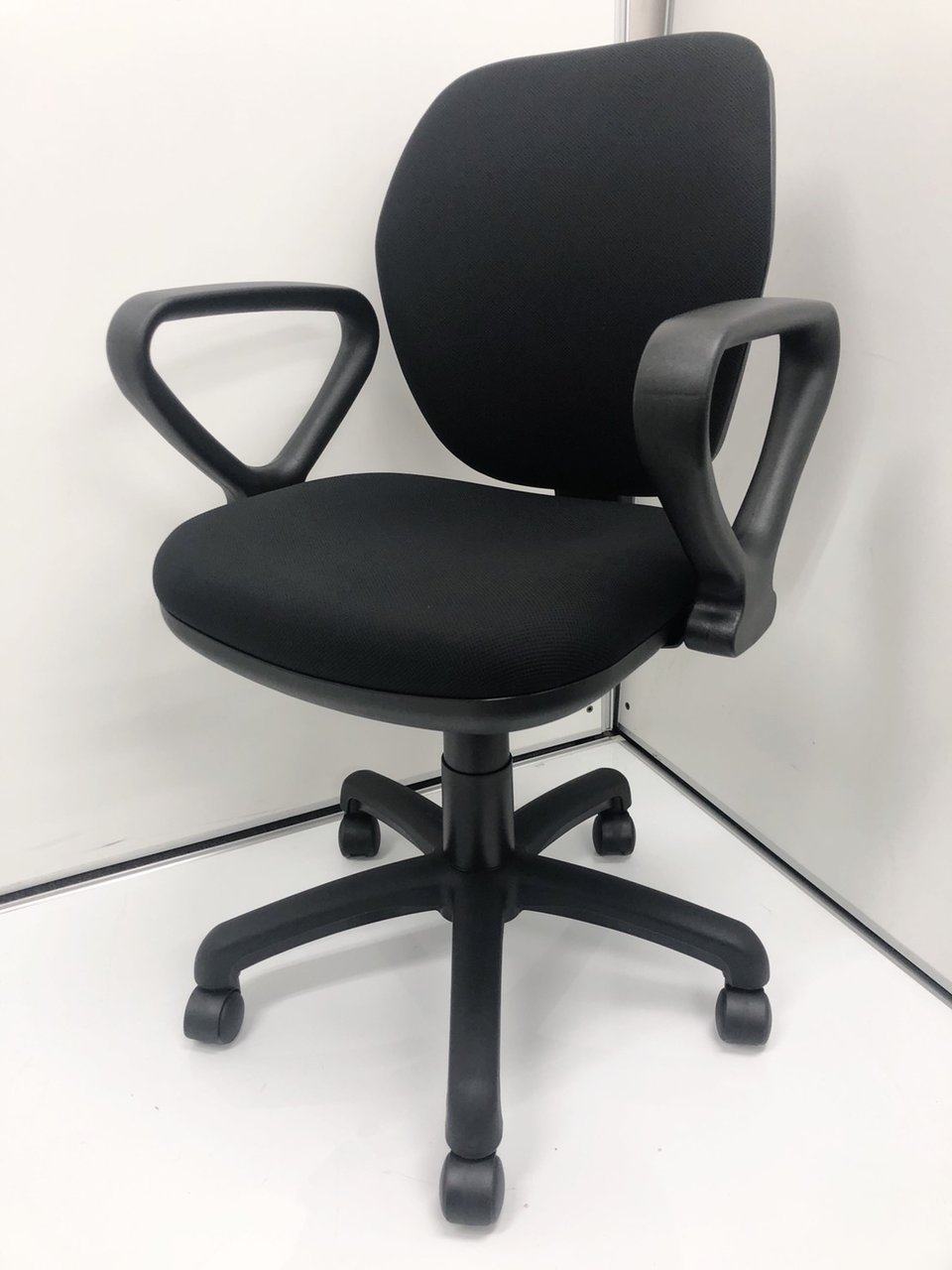 【新品です！肘付き！】ロットで揃ってます【3D座面がお尻にフィット！】
                        FST-77・77H チェア 
                                    新品
            