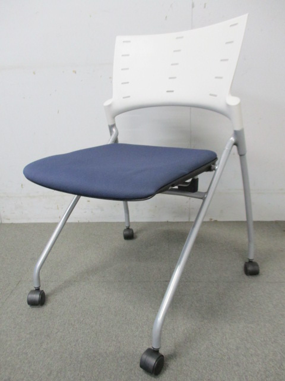 【スタイリッシュなデザイン！】■イトーキ製　マノスチェア　ブルー【ネスティングチェア【快適な座り心地！】
                        マノス 
                                    中古
            