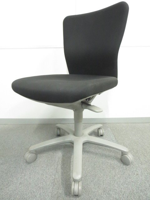 【中古】カロッツァ   オカムラ（okamura） 肘無ローバックチェア