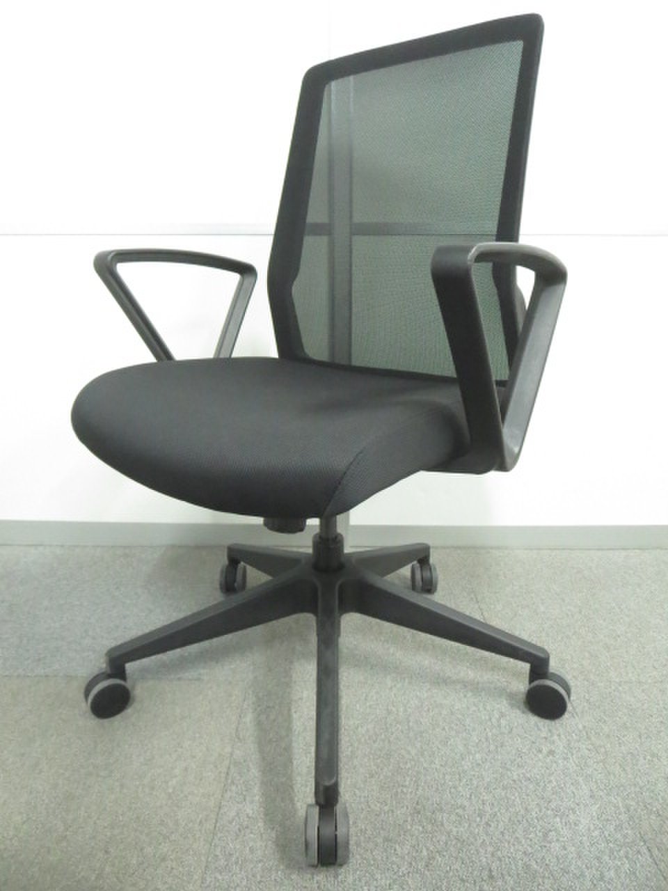 【スタイリッシュなデザイン！】■メッシュバックチェア　肘付　ブラック【おつとめ品】【J】
                        stm
                                    新古品
            