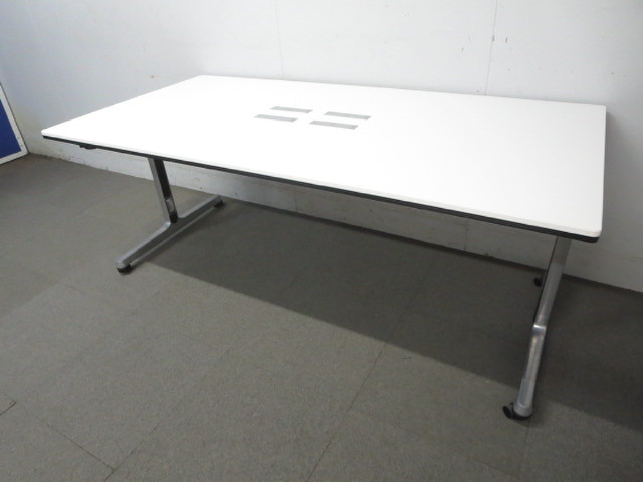 【フレキシブルに使えるキャスター付！】■オカムラ製　ミーティングテーブル　W1800mm　ホワイト■【パソコン使用に対応！】配線ボックス付！
                        インターアクト MT 
                                    中古
            