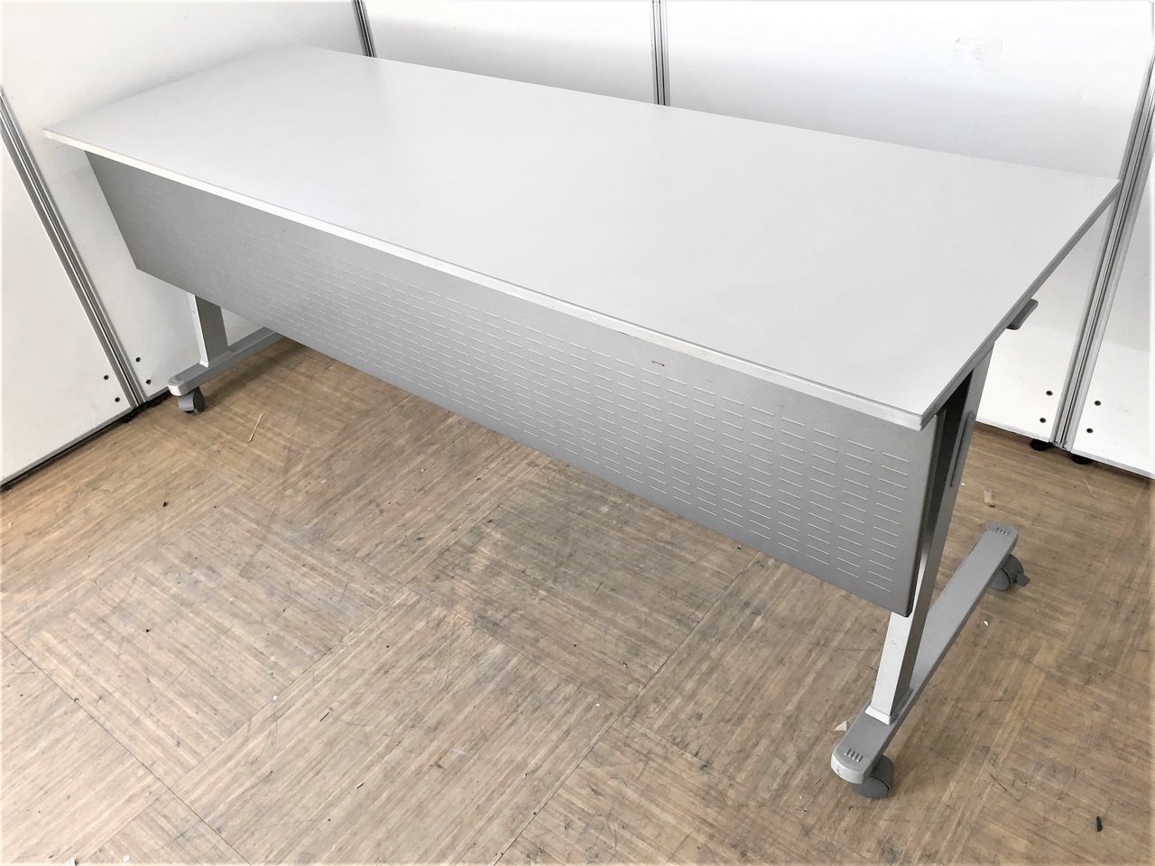 【セミナー用や会議用に最適】幕板付きスタックテーブル【3人座れる幅1800㎜】
                        サイドスタックテーブル 
                                    中古
            